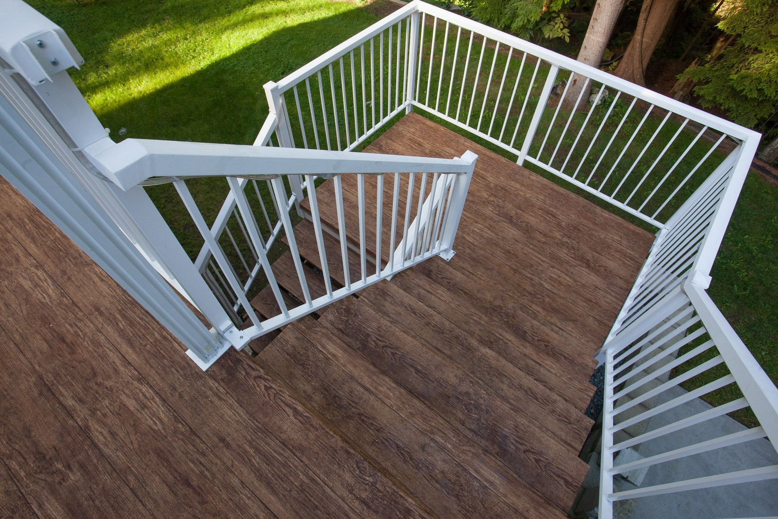 Choosing The Best Vinyl Deck Railings regarding dimensions 1600 X 1067