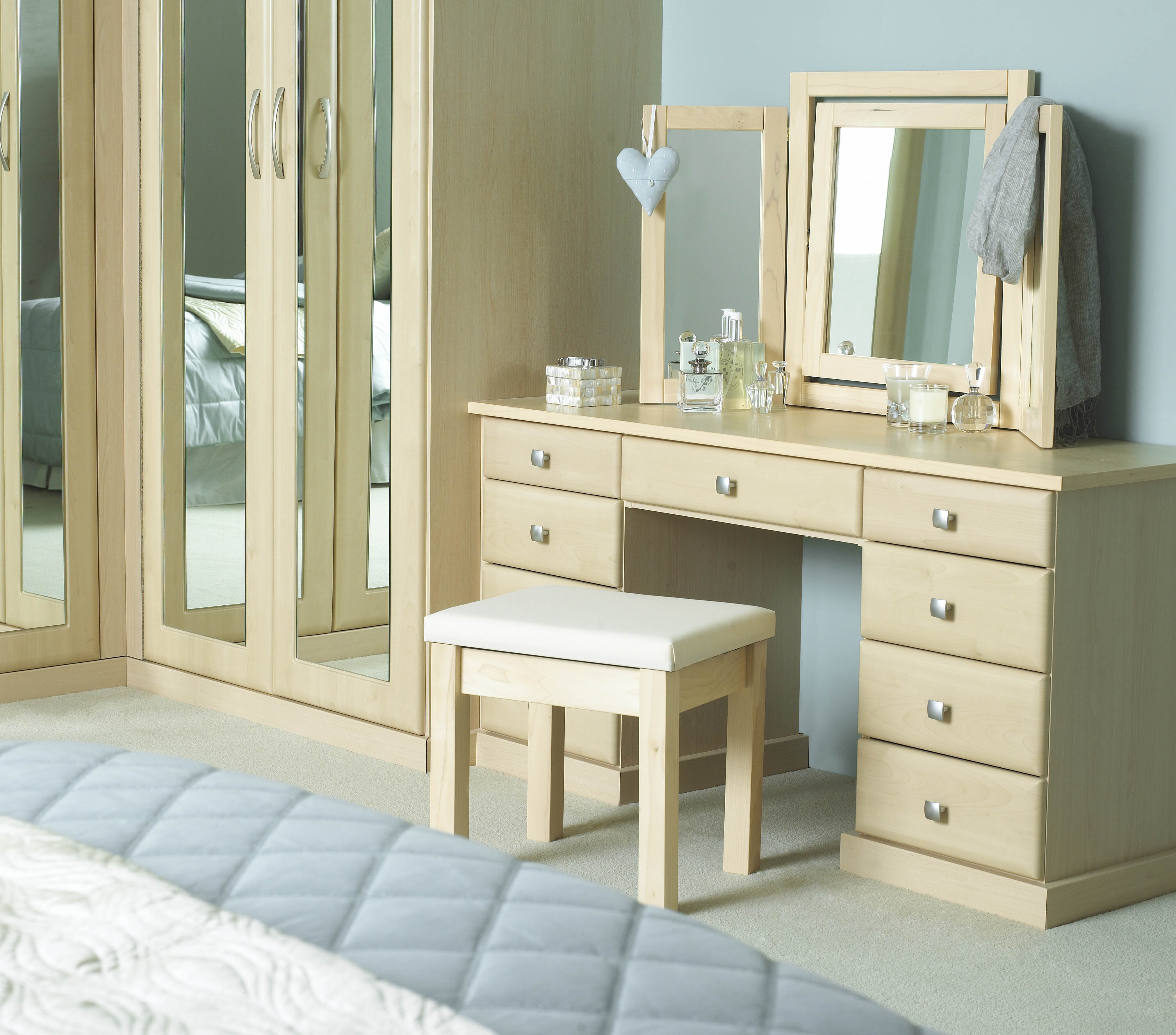 Bedroom Outstanding Best Miracle Bedroom Vanity Sets Collection regarding measurements 4044 X 3558