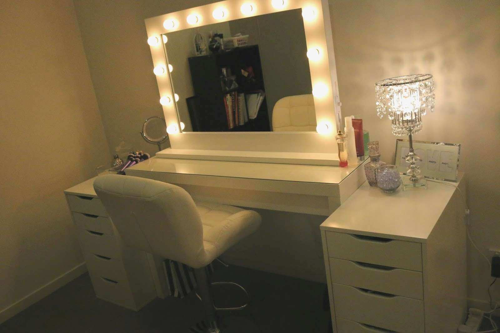 Bedroom Vanity Sets With Lighted Mirror Inspirational Off White Vanity with measurements 1600 X 1066