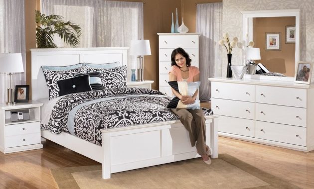 Bostwick Shoals 4 Piece Panel Bedroom Set In White throughout size 1200 X 675