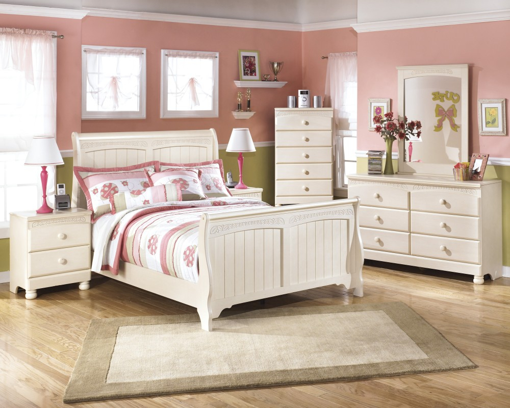 Cottage Retreat Full Sleigh Bed Dresser Mirror Chest in measurements 1000 X 800