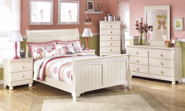 Cottage Retreat Full Sleigh Bed Dresser Mirror Chest with sizing 1000 X 800