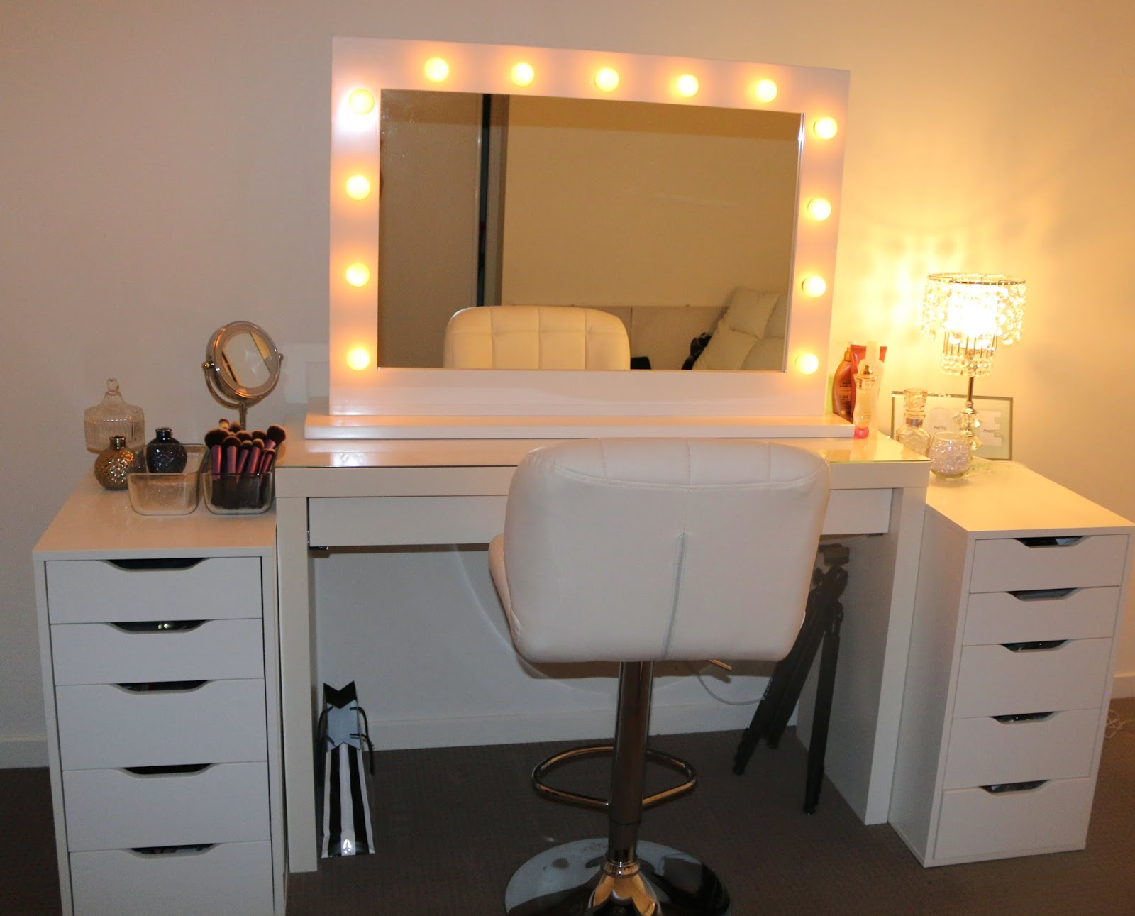 Furniture Gorgeous Design Of Mirrored Makeup Vanity For Home in measurements 1600 X 1291