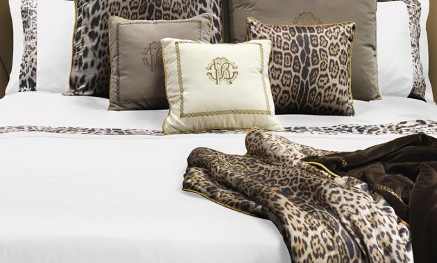 Leopard Border Bed Set White Super King in size 1000 X 1000