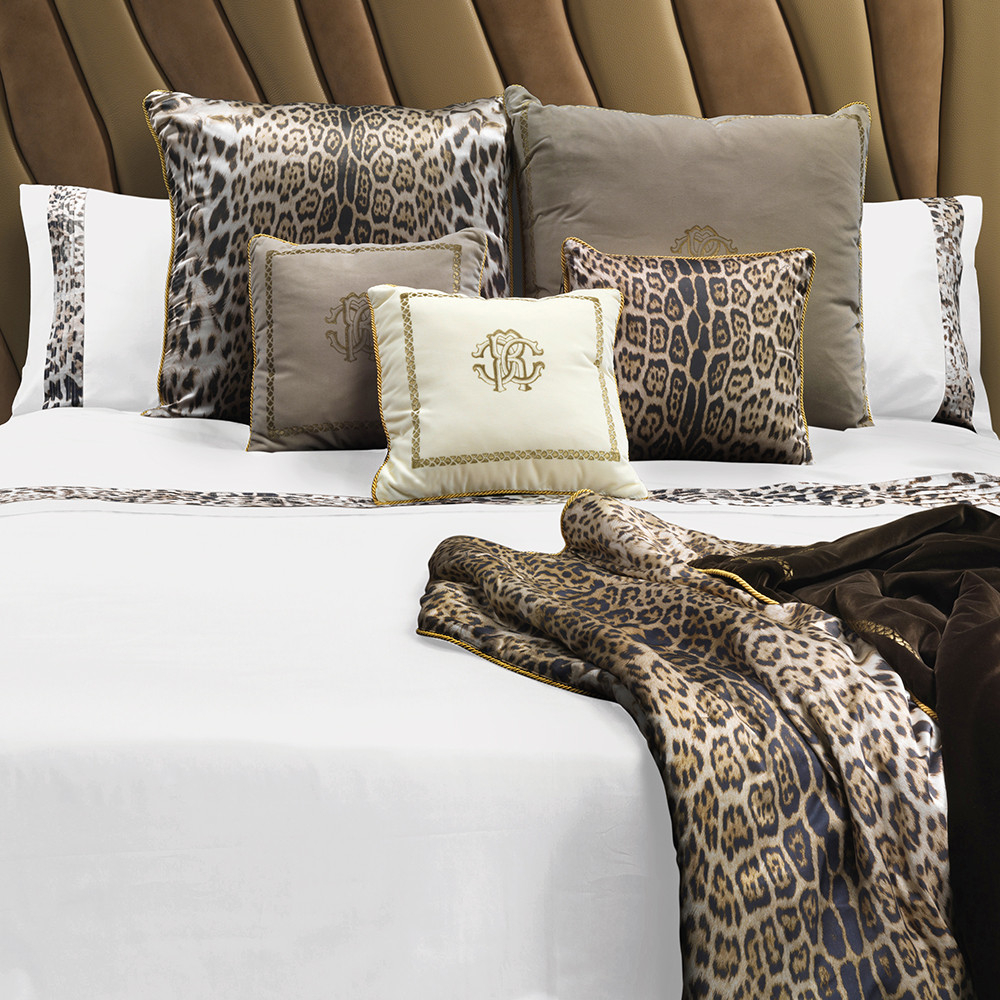 Leopard Border Bed Set White Super King in size 1000 X 1000