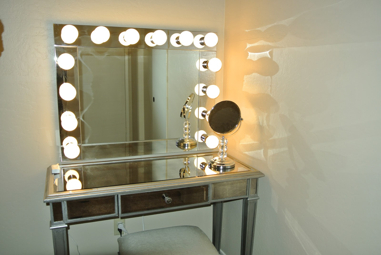 Makeup Vanity Table With Lighted Mirror Typical Bathroom Vanity Size pertaining to sizing 1600 X 1071