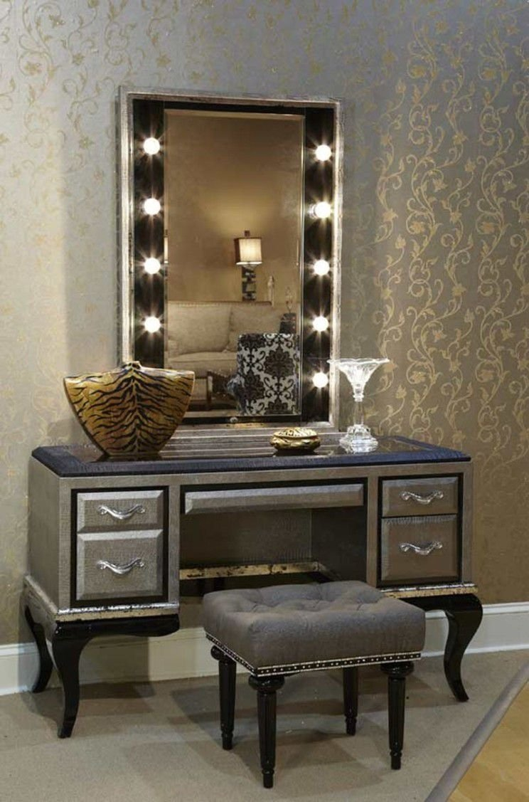 Makeup Vanity Table With Lighted Mirror Visual Hunt in dimensions 744 X 1127
