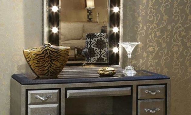 Makeup Vanity Table With Lighted Mirror Visual Hunt in measurements 744 X 1127