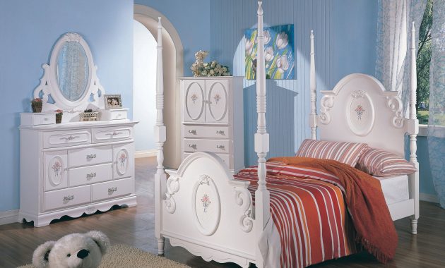 Teens White Wash Elegant Four Post Bedroom Set throughout size 2046 X 1592