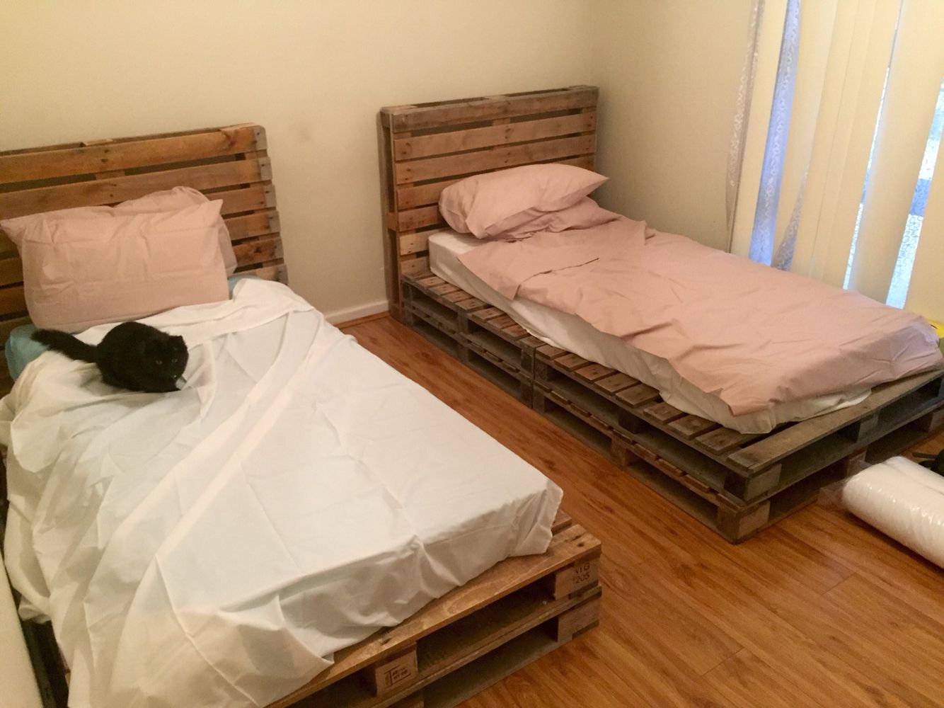 Wooden Pallet Single Beds Projects To Try Pallet Bed Frames with regard to sizing 1334 X 1000