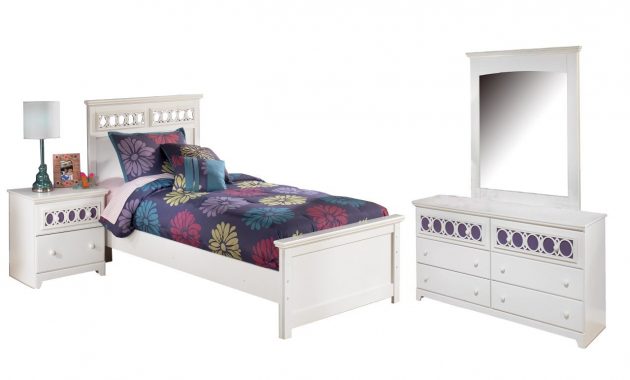 Zayley 4 Piece Panel Bedroom Set In White within size 1279 X 1024