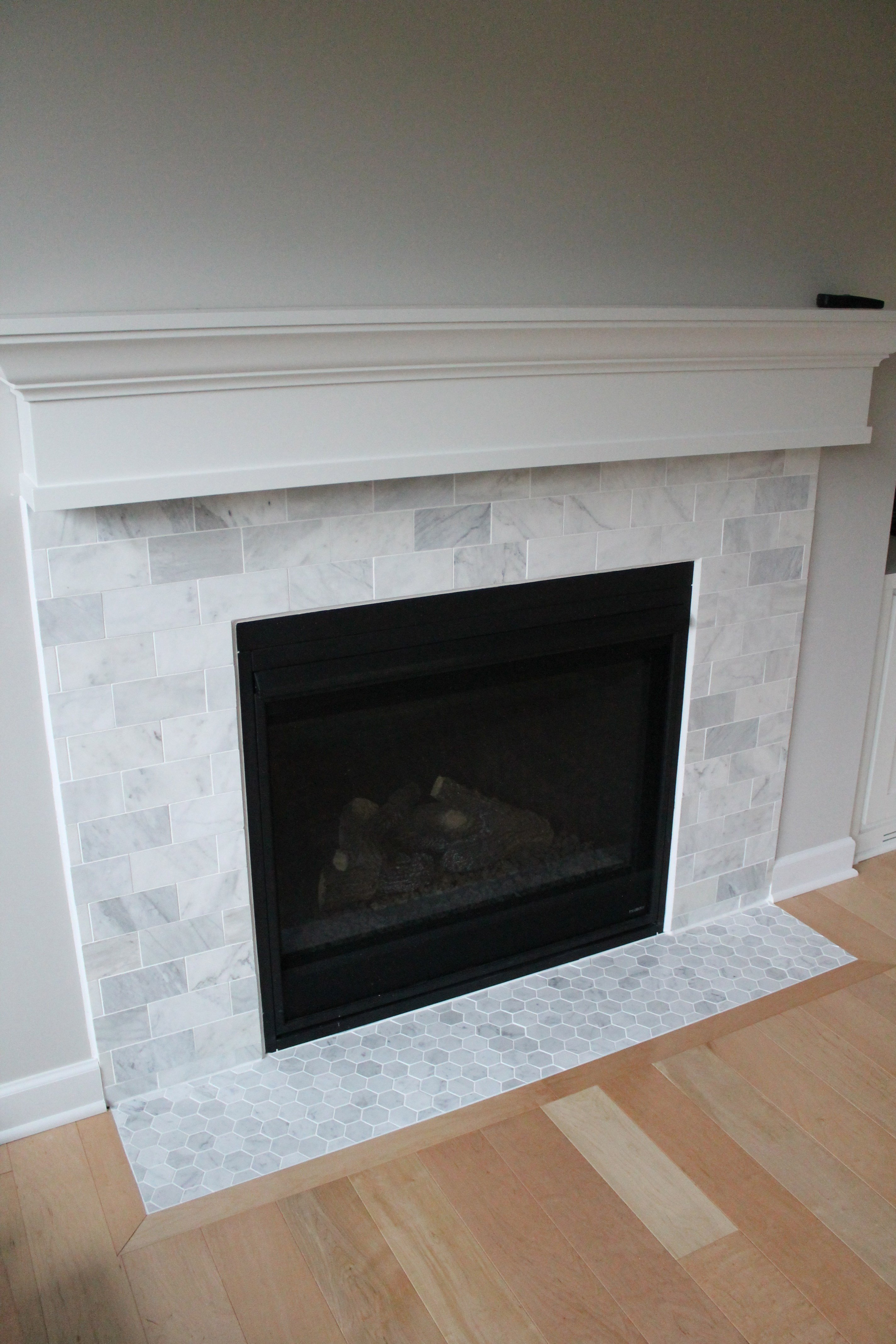 Carrara Marble Fireplace Construction2style White Tile Dark pertaining to proportions 2848 X 4272